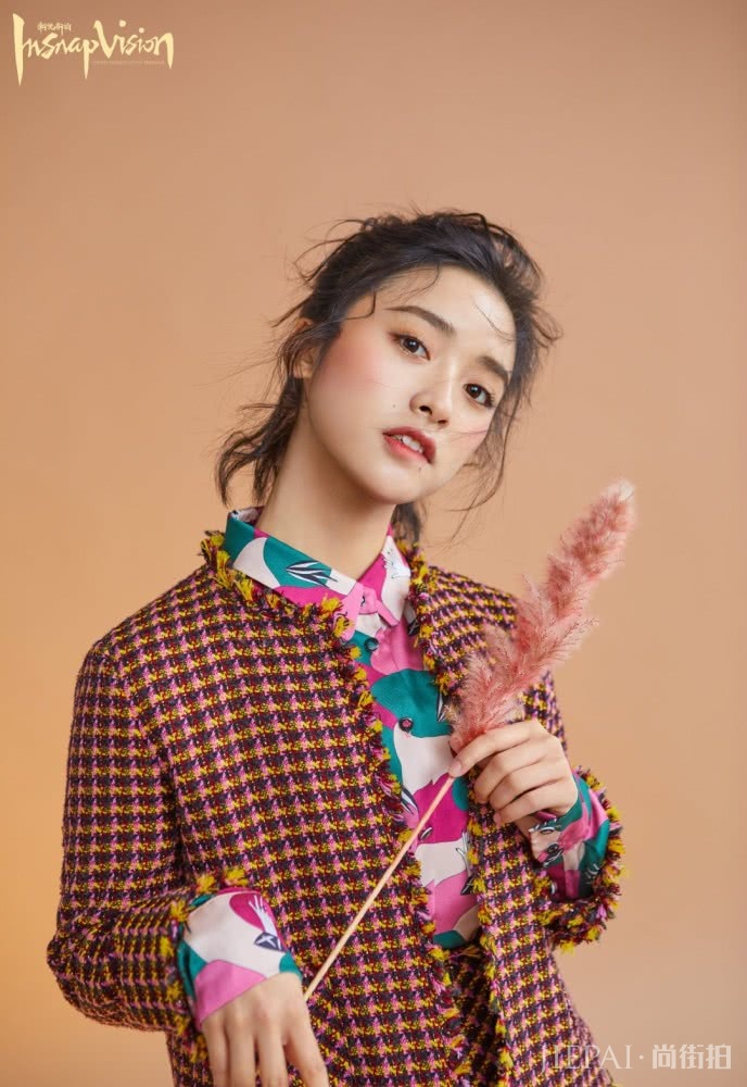 沈月丸子头搭配格纹套装 搭出了俏皮少女感